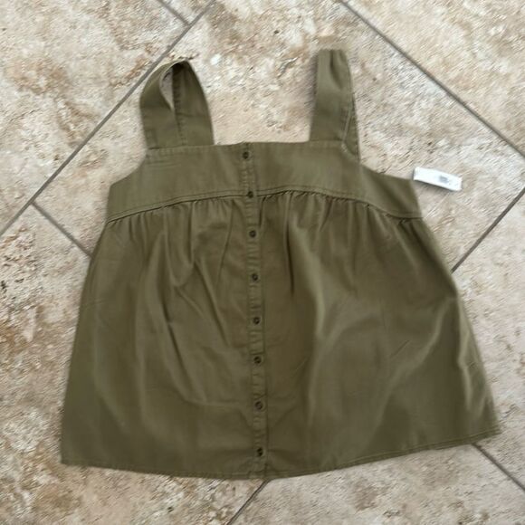 Old Navy Tops - NWT women’s tank top medium